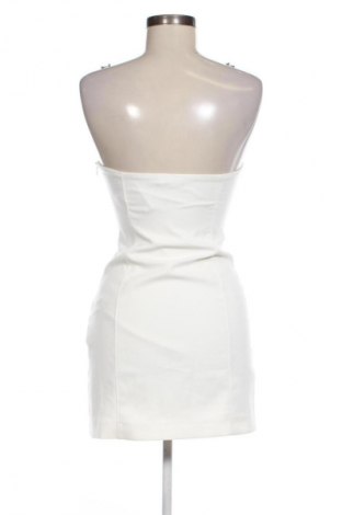 Рокля Zara, Размер M, Цвят Бял, Цена 27,37 лв.