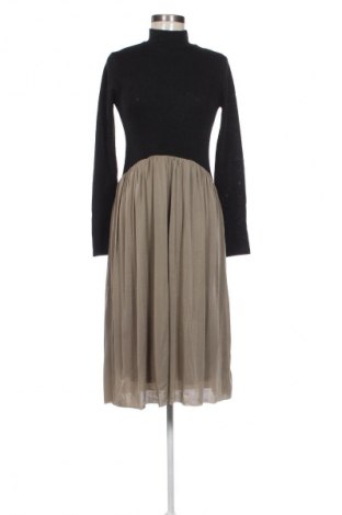 Рокля Zara, Размер M, Цвят Многоцветен, Цена 34,00 лв.