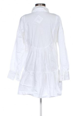 Рокля Zara, Размер M, Цвят Бял, Цена 27,37 лв.