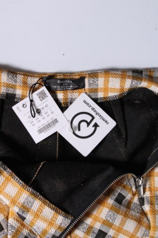 Дамски къс панталон Bershka, Размер S, Цвят Многоцветен, Цена 15,60 лв.