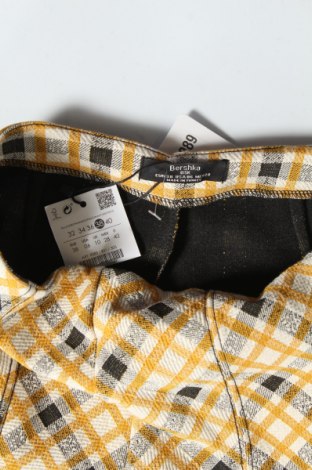Дамски къс панталон Bershka, Размер M, Цвят Многоцветен, Цена 15,60 лв.