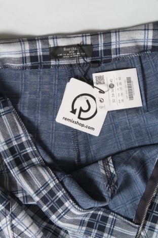 Γυναικείο κοντό παντελόνι Bershka, Μέγεθος M, Χρώμα Μπλέ, 70% πολυεστέρας, 29% βισκόζη, 1% ελαστάνη, Τιμή 6,43 €