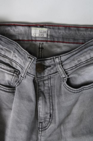 Damen Jeans Kiabi, Größe XS, Farbe Grau, Preis 2,42 €