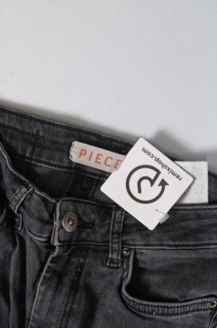 Dámske džínsy  Pieces, Veľkosť S, Farba Sivá, Cena  3,81 €