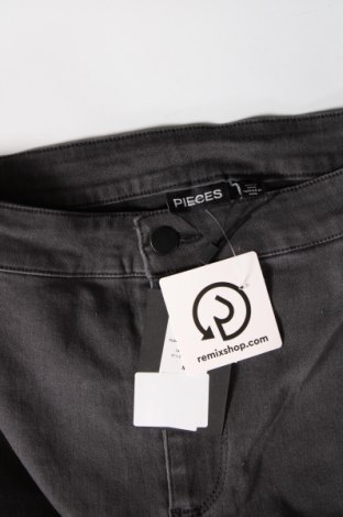 Dámske džínsy  Pieces, Veľkosť M, Farba Sivá, Cena  10,52 €
