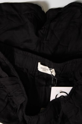 Дамски къс панталон Deeluxe, Размер M, Цвят Черен, Цена 72,00 лв.