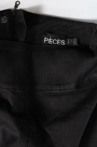 Дамски панталон Pieces, Размер M, Цвят Черен, Цена 54,00 лв.