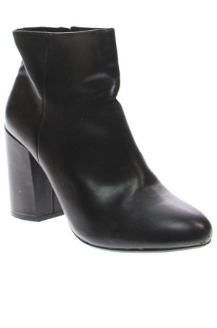 Botine de damă Bershka, Mărime 38, Culoare Negru, Preț 79,99 Lei