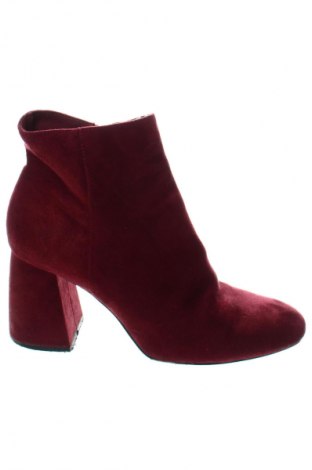 Damen Stiefeletten Stradivarius, Größe 39, Farbe Rot, Preis 33,99 €