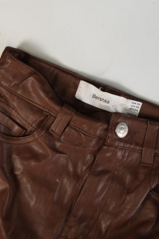 Pantaloni de femei Bershka, Mărime XS, Culoare Maro, Preț 95,99 Lei