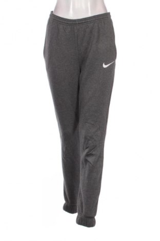 Pantaloni trening de femei Nike, Mărime S, Culoare Gri, Preț 128,99 Lei