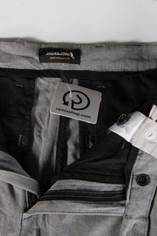 Pantaloni de bărbați Jack & Jones, Mărime M, Culoare Gri, Preț 134,99 Lei