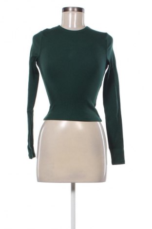 Дамска блуза Bershka, Размер S, Цвят Зелен, Цена 19,00 лв.