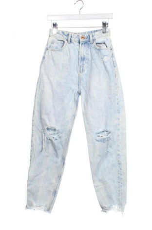 Dámske džínsy  Bershka, Veľkosť XS, Farba Modrá, Cena  27,68 €