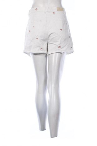 Дамски къс панталон Clockhouse, Размер XL, Цвят Бял, Цена 19,00 лв.