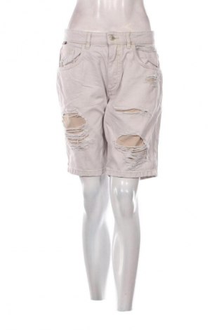 Дамски къс панталон Pull&Bear, Размер L, Цвят Бежов, Цена 19,00 лв.