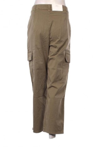 Дамски панталон S.Oliver, Размер M, Цвят Зелен, Цена 93,99 лв.