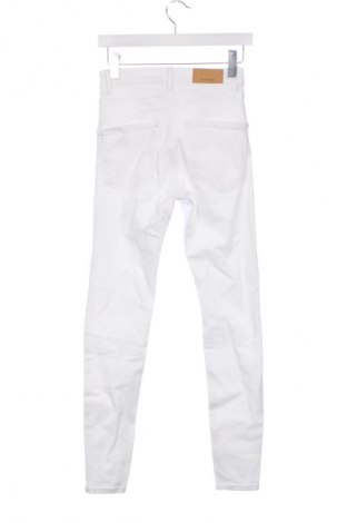 Дамски панталон Stradivarius, Размер XXS, Цвят Бял, Цена 29,33 лв.