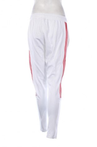 Дамско спортно долнище Adidas, Размер L, Цвят Бял, Цена 93,00 лв.