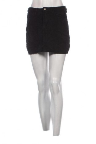 Пола Bershka, Размер S, Цвят Черен, Цена 9,99 лв.