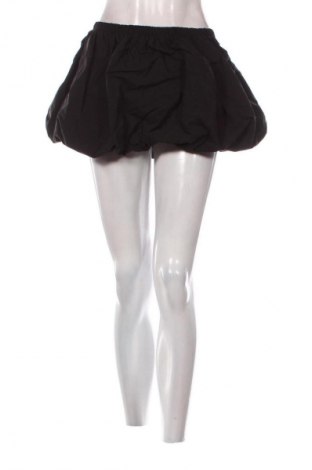 Пола Bershka, Размер M, Цвят Черен, Цена 19,00 лв.