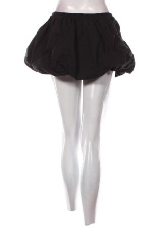 Пола Bershka, Размер M, Цвят Черен, Цена 19,00 лв.