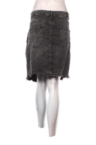 Пола Clockhouse, Размер 3XL, Цвят Черен, Цена 13,99 лв.