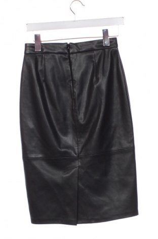 Пола Reserved, Размер XS, Цвят Черен, Цена 23,46 лв.