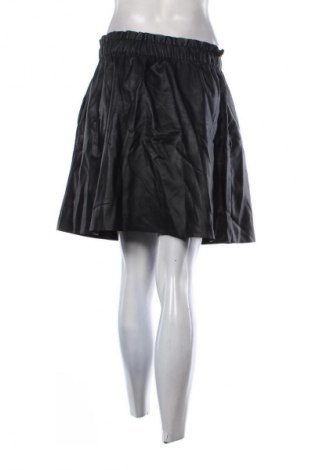 Пола VILA, Размер L, Цвят Черен, Цена 19,55 лв.