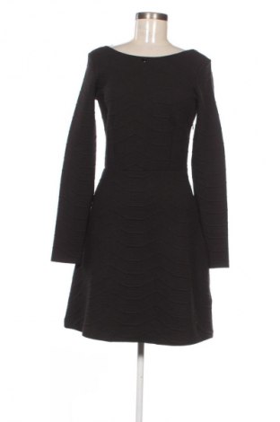 Рокля Guess, Размер S, Цвят Черен, Цена 57,99 лв.