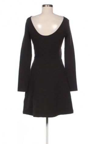 Рокля Guess, Размер S, Цвят Черен, Цена 57,99 лв.