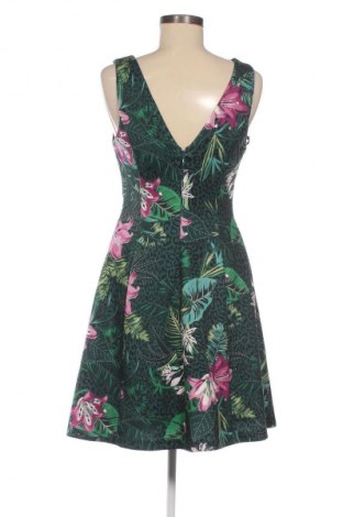 Рокля Guess, Размер XS, Цвят Многоцветен, Цена 96,14 лв.