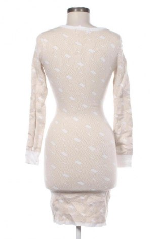 Рокля Guess, Размер XS, Цвят Многоцветен, Цена 74,99 лв.