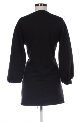 Рокля Sinsay, Размер M, Цвят Черен, Цена 39,14 лв.