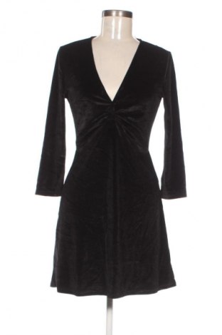 Рокля Stradivarius, Размер M, Цвят Черен, Цена 10,99 лв.