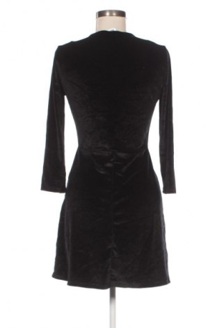 Рокля Stradivarius, Размер M, Цвят Черен, Цена 10,99 лв.