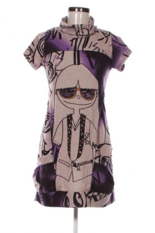 Рокля The First, Размер M, Цвят Многоцветен, Цена 39,03 лв.